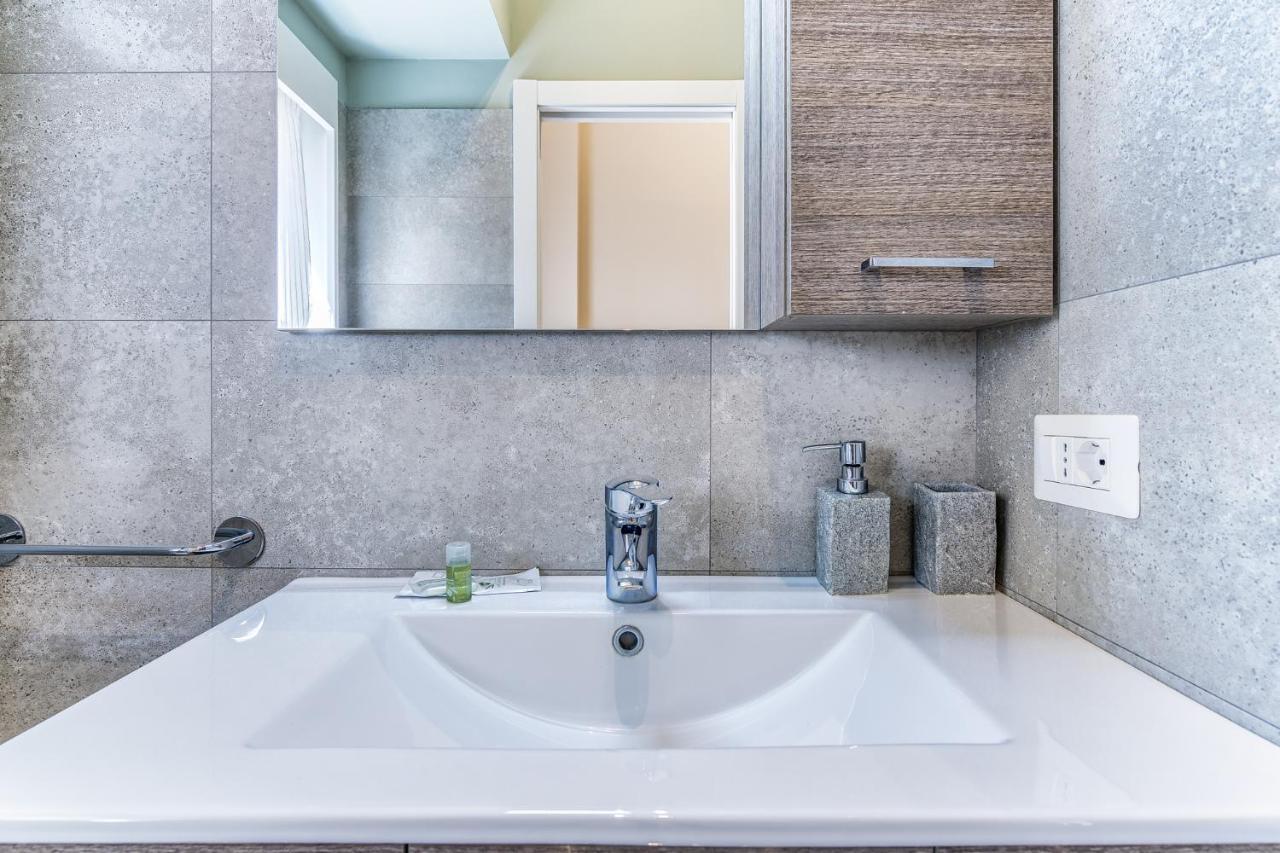 Mora Apartment Milan Bagian luar foto