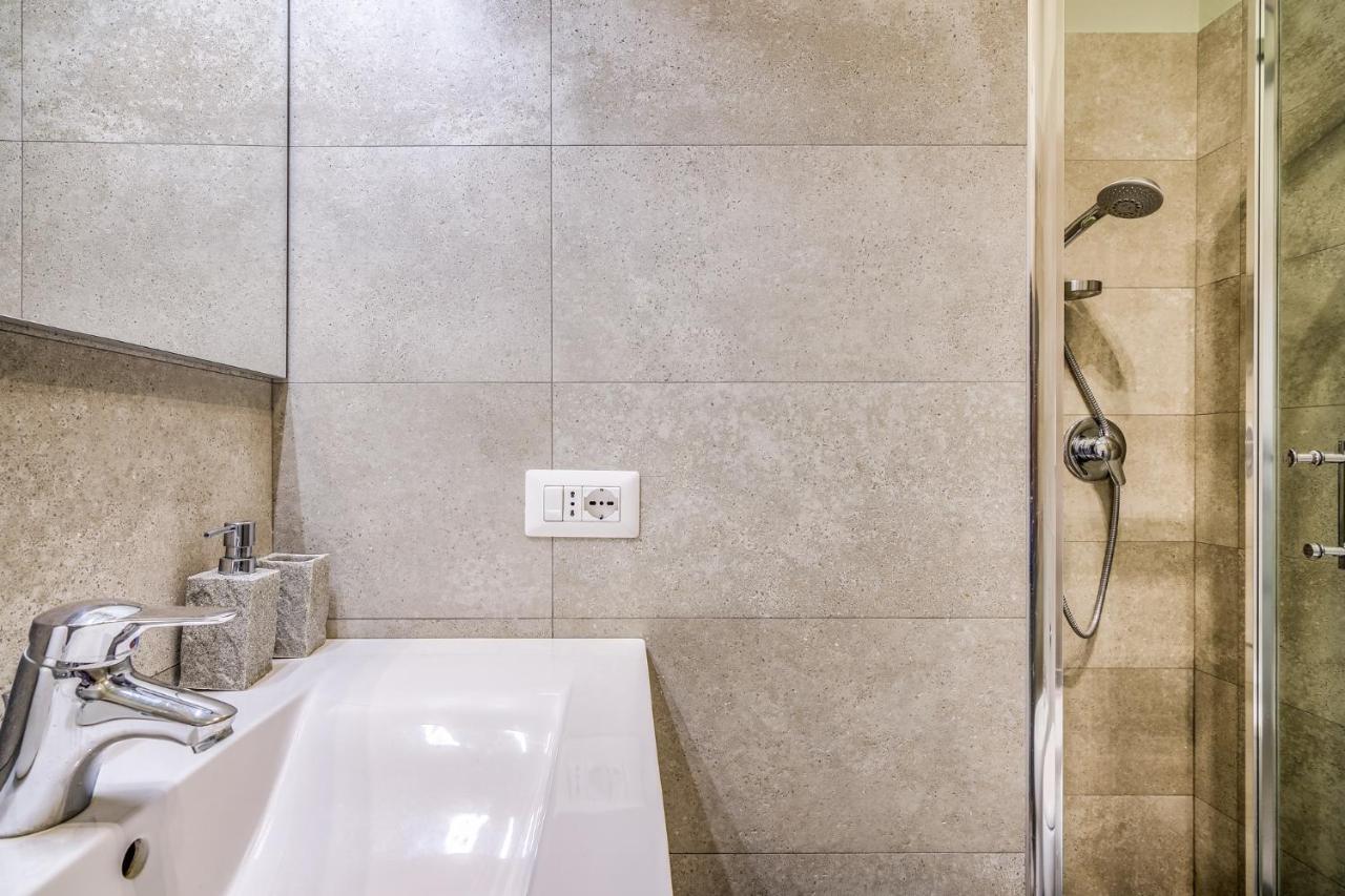 Mora Apartment Milan Bagian luar foto